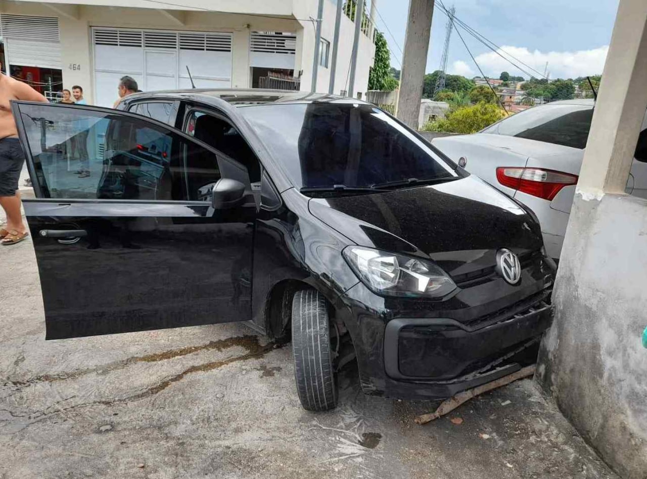 Trio assalta salão de beleza e bate carro durante fuga em Manaus