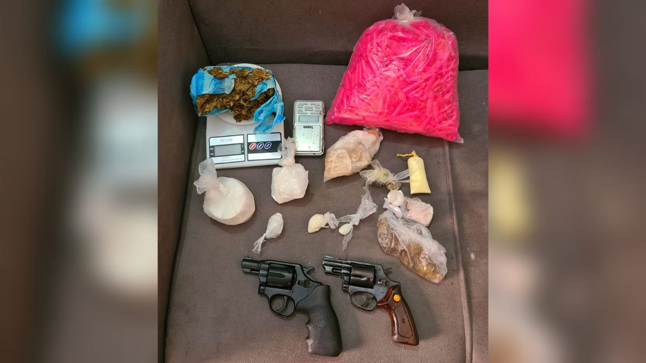 Homem é preso com armas e drogas na zona leste de Manaus