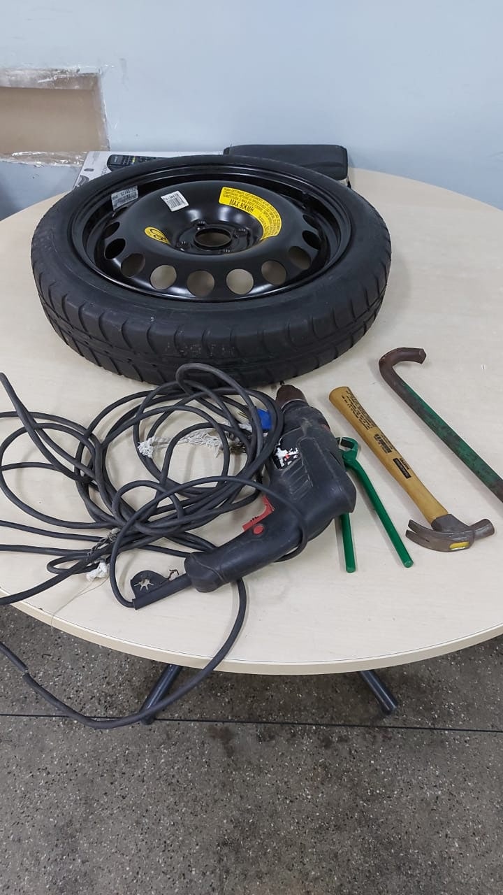 Dupla é presa suspeita de furtar objetos de oficina em Manaus 