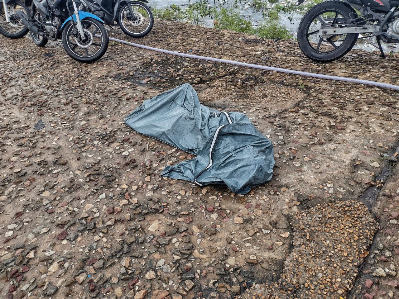 Corpo em decomposição é encontrado boiando no rio em comunidade do Amazonas