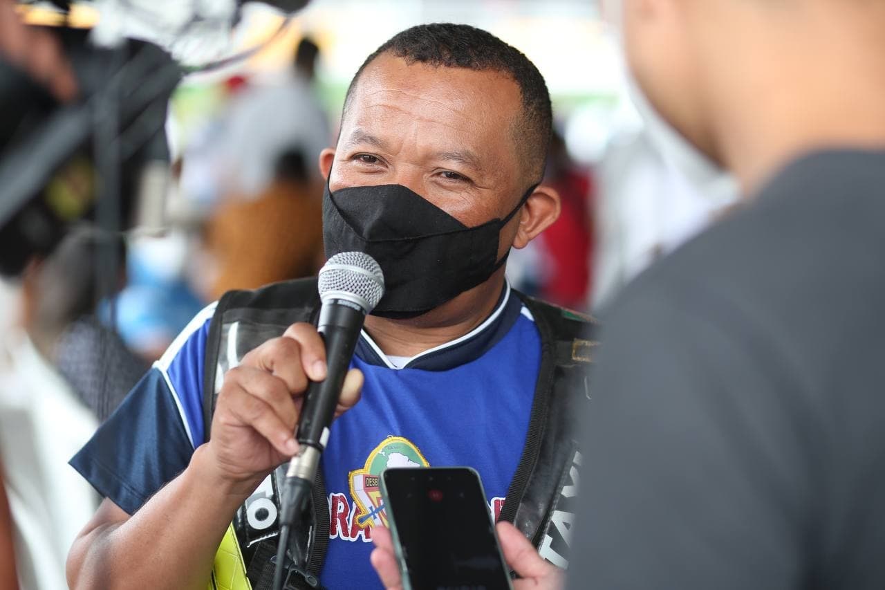 Após se recuperar da Covid-19, mototaxista comemora vacinação em Manaus