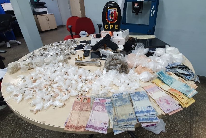 Traficante é preso com celulares, drogas e armas de brinquedo em Manaus