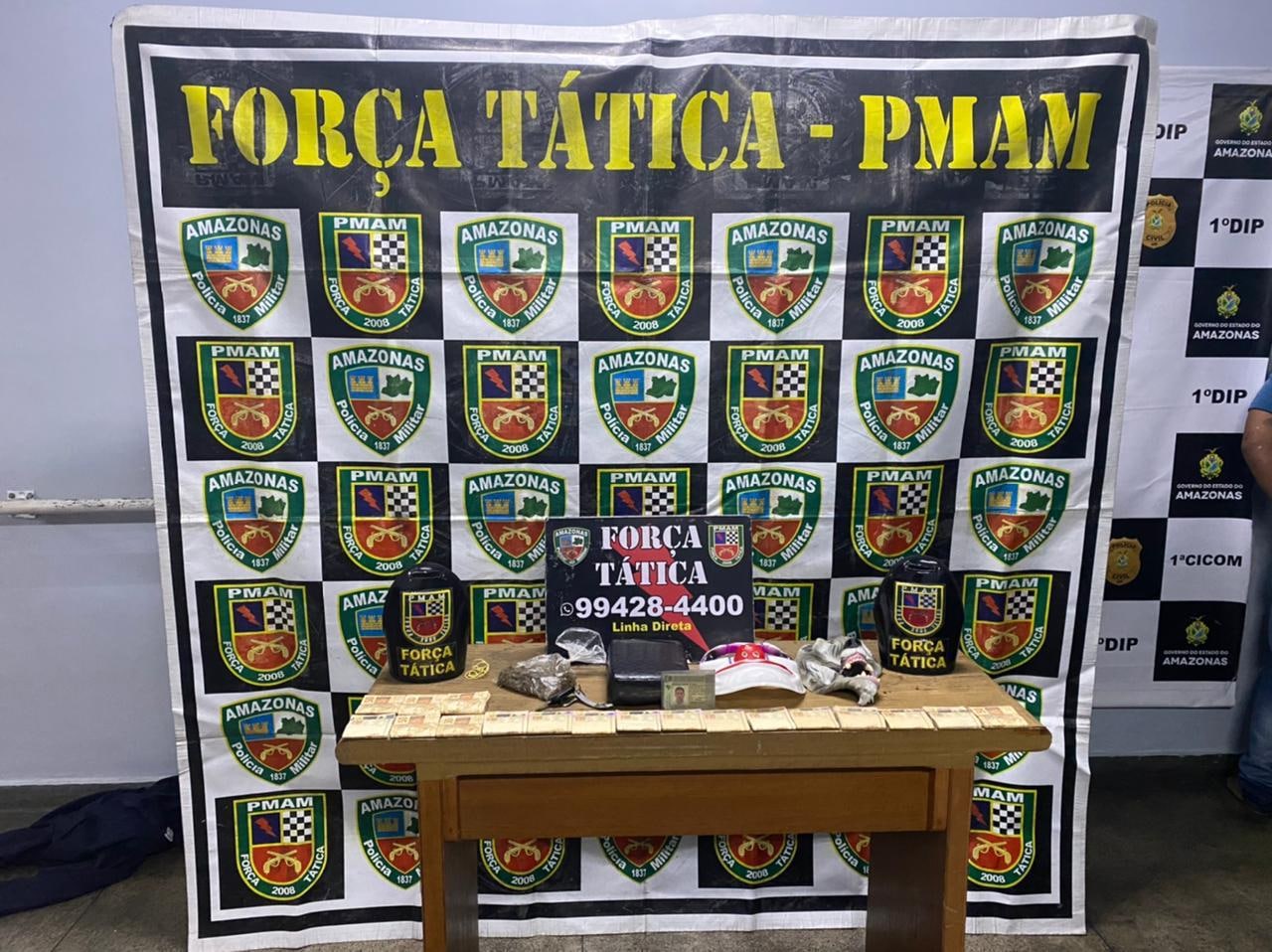 Motorista é preso com R$ 18 mil e drogas escondidas em saco em Manaus