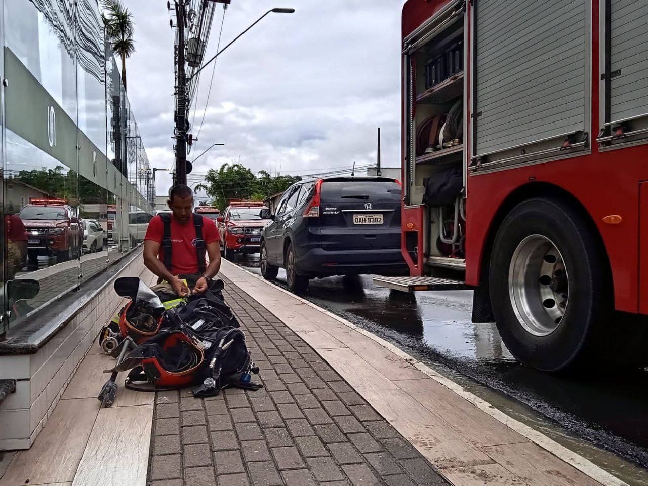 Mulher é encontrada desfalecida durante incêndio em apartamento de Manaus