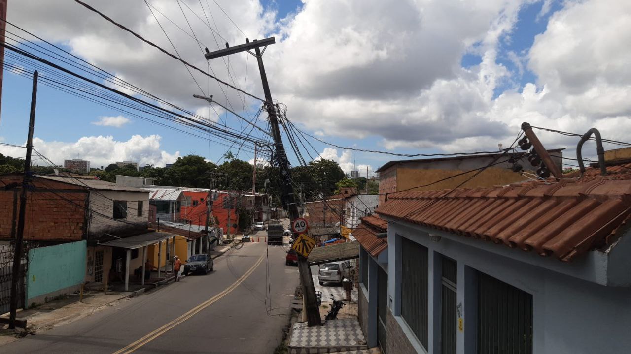 Caminhão arranca fios de poste em Manaus e moradores ficam sem energia