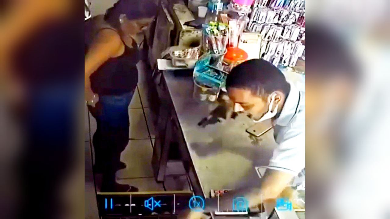 Vídeo: Assaltante faz a limpa durante roubo a comércio em Manaus