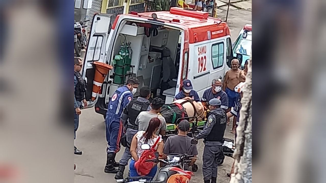 Com farda da Amazonas Energia, homem atira em idoso em rua de Manaus