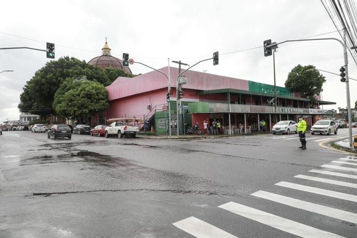 Semáforo é instalado em cruzamento perigoso na Praça 14, em Manaus