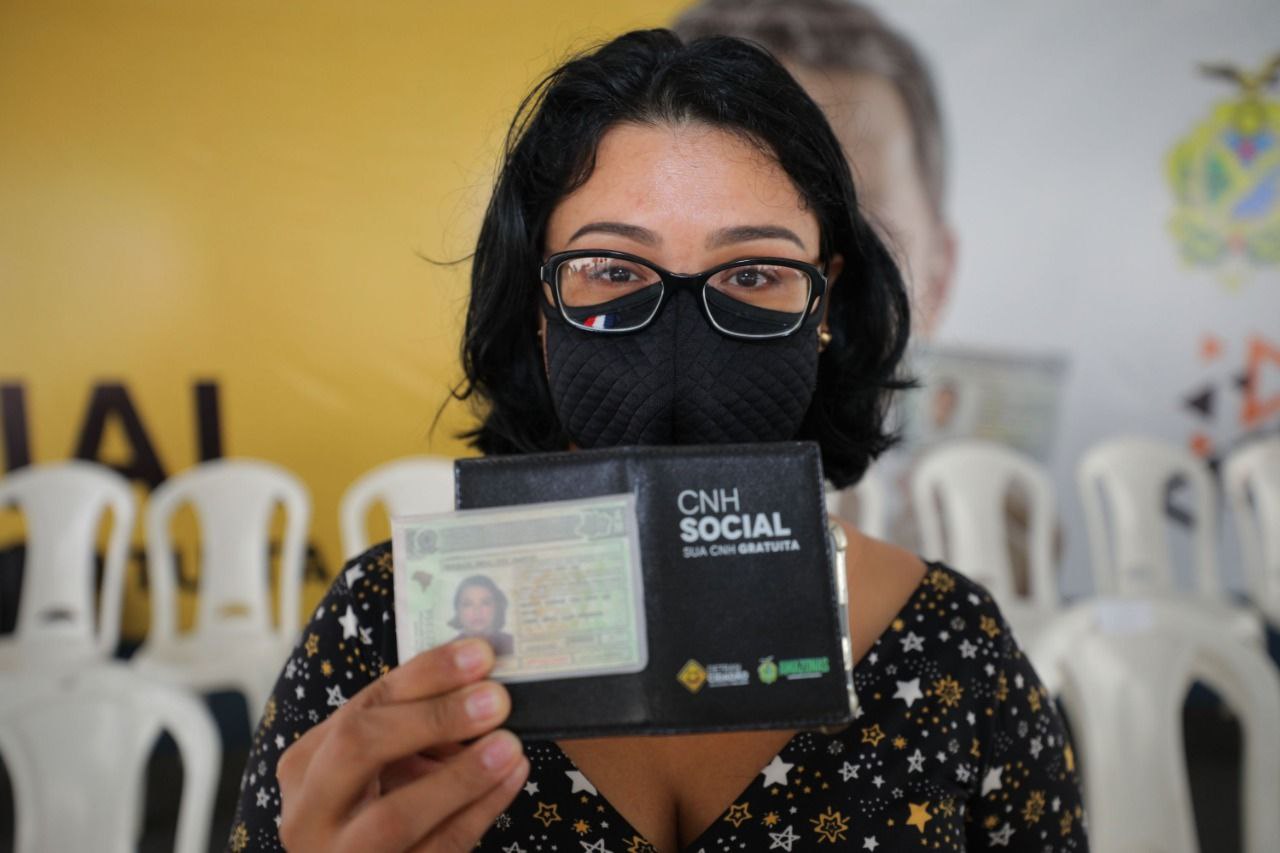 Primeira turma da ‘CNH Social’ recebe carteiras de habilitação em Manaus