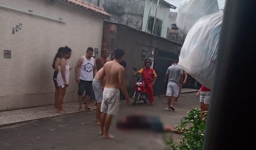 Jovem sobrevive após ser atingido com 11 tiros na frente de casa em Manaus