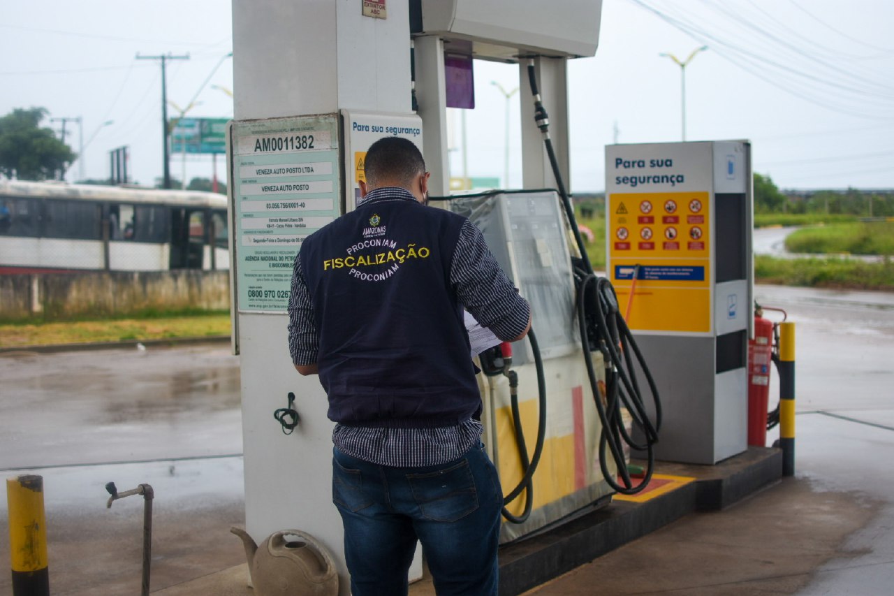 Procon notifica 11 postos por preço da gasolina no Amazonas