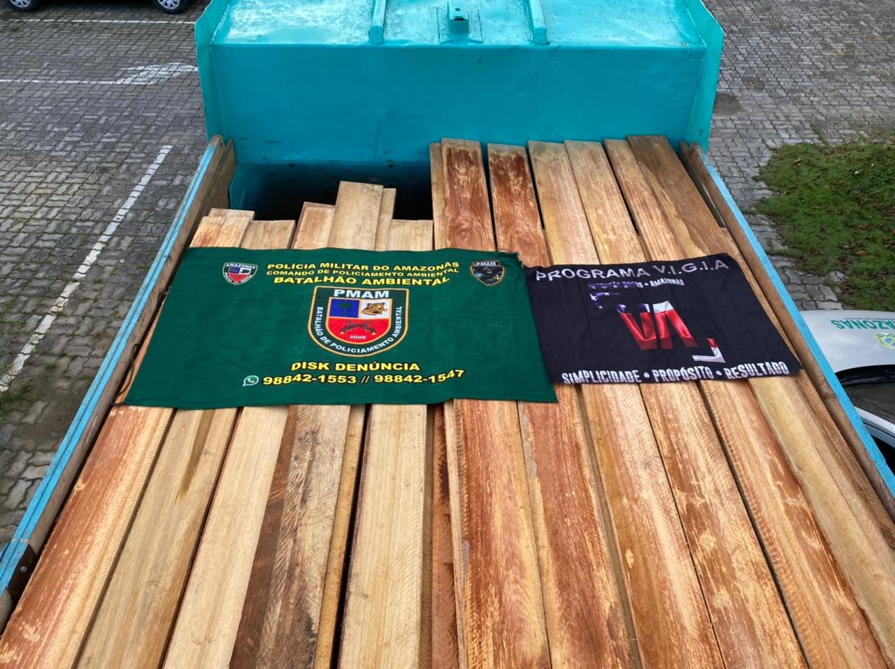 Caminhões com 19 metros cúbicos de madeira ilegal são apreendidos na AM-070