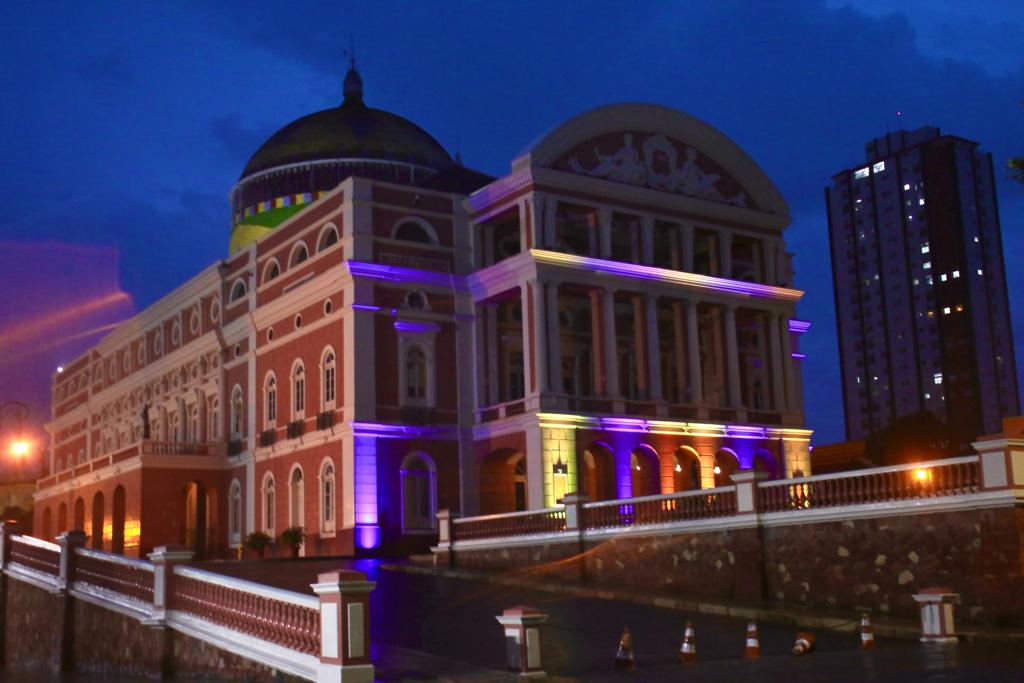 Teatro Amazonas é iluminado no Dia Internacional da Síndrome de Down 