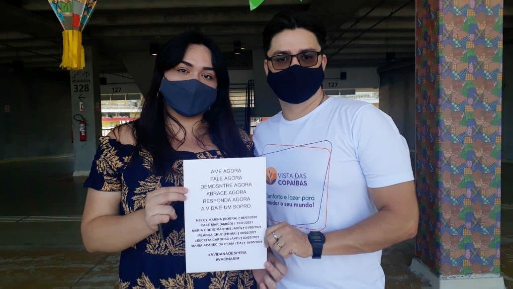 Casal dedica vacinação aos familiares mortos durante pandemia em Manaus