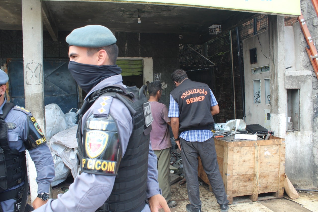 11 toneladas fios de cobre e baterias são apreendidos em comércio de Manaus