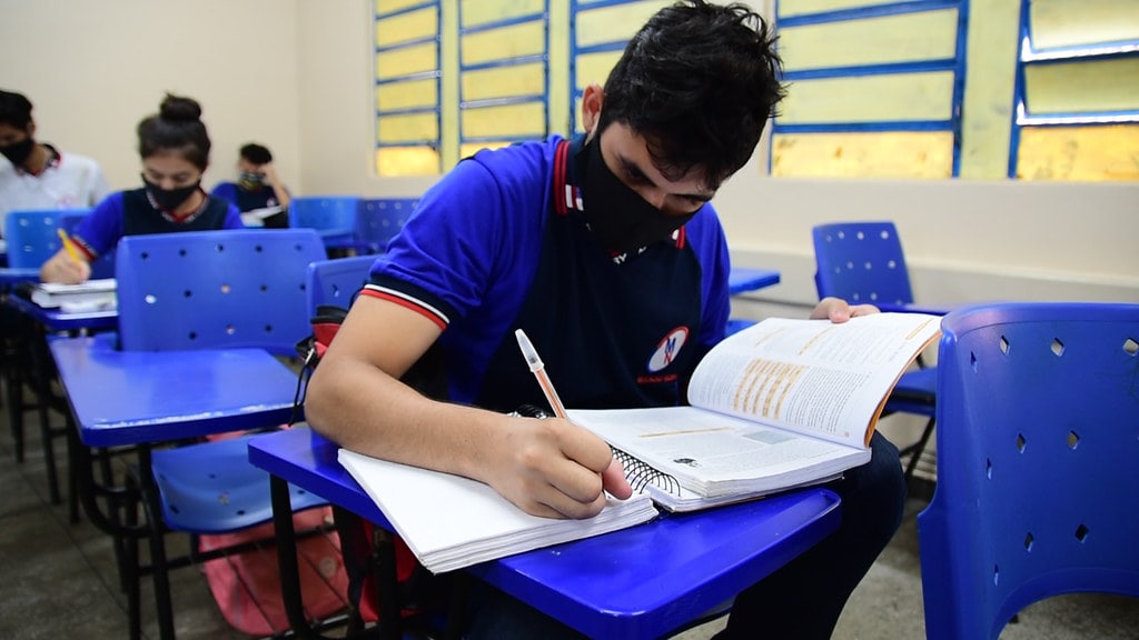 Escolas em Manaus usam o Instagram para dar dicas a vestibulandos 