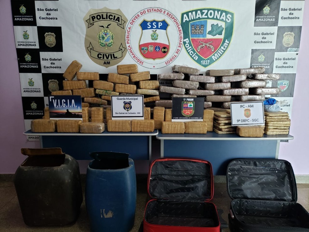 Dupla é presa com 130kg de drogas escondidos em malas e barris no Amazonas