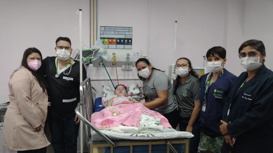 Criança com AME recebe alta após 2 anos internada em Manaus