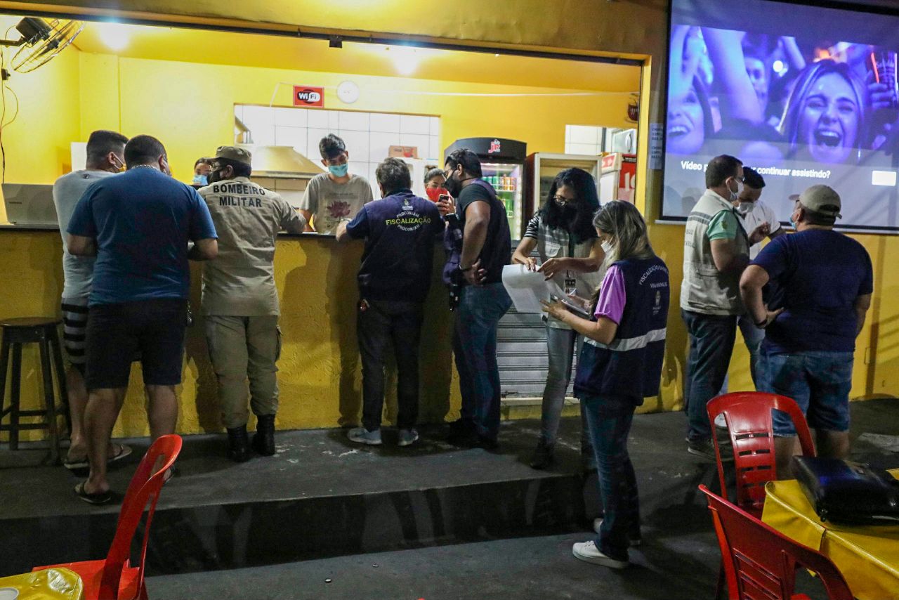 Estabelecimentos são fechados por descumprirem medidas contra covid no AM