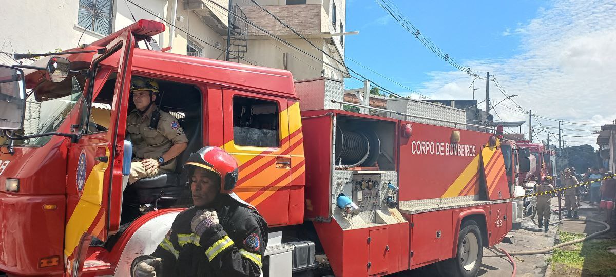Residência pega fogo no Tancredo Neves e assusta moradores de Manaus