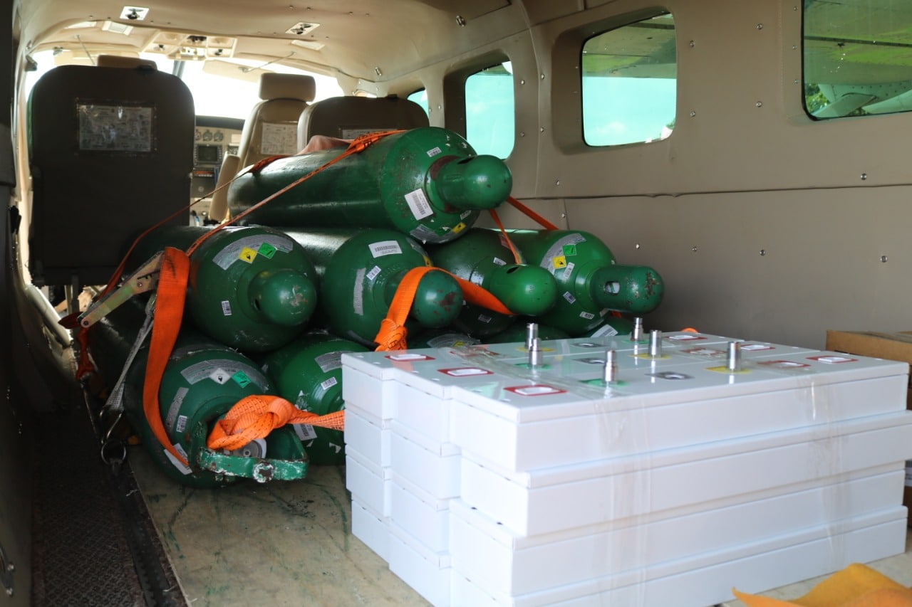 Covid-19: Cilindros de oxigênio são transportados de avião para Apuí 