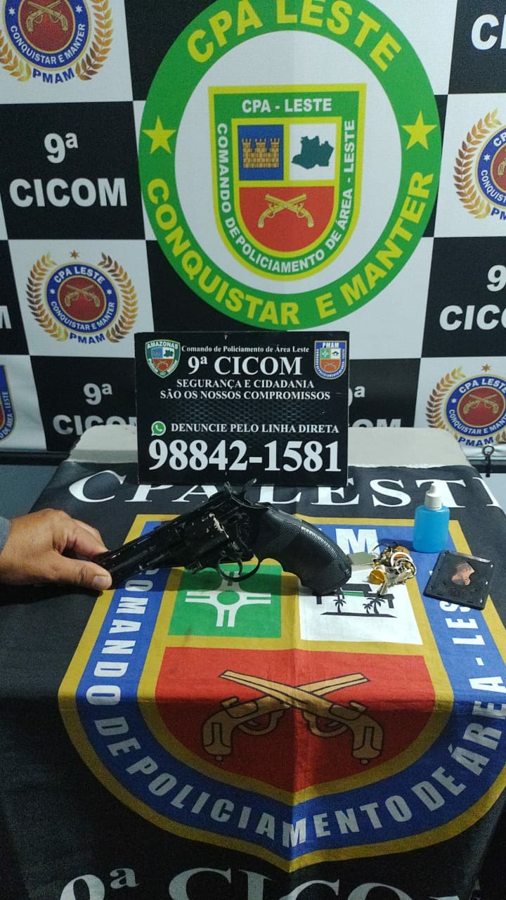 Homem é preso com arma falsa dentro de micro-ônibus em Manaus