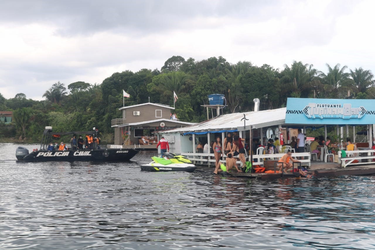 Dois flutuantes são interditados por aglomerações em Manaus 