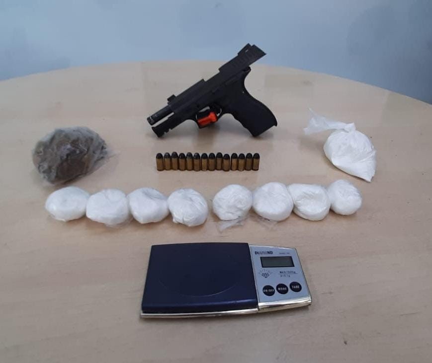 Homem de 29 anos é preso com arma e drogas após denúncia anônima em Manaus