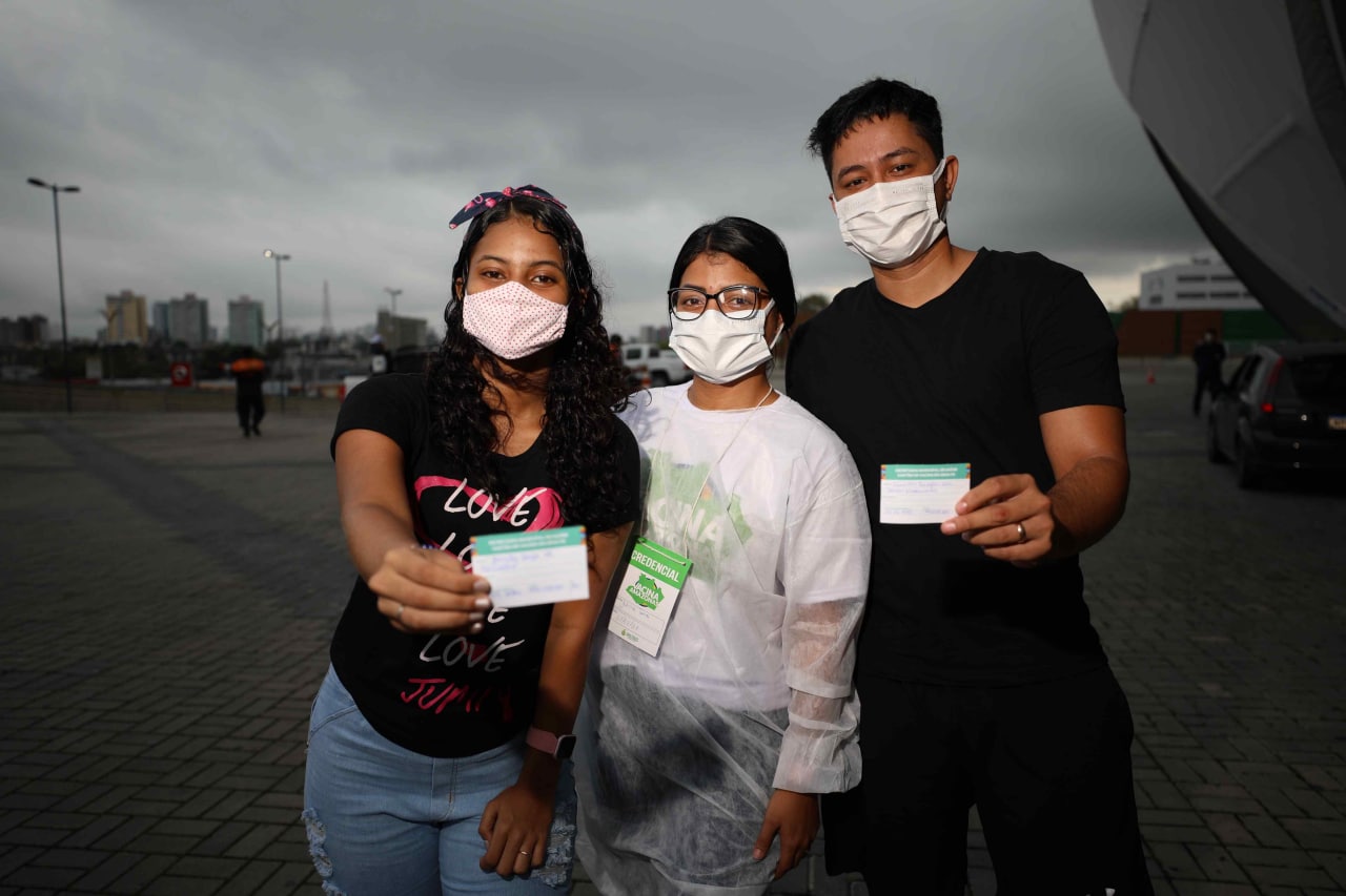 Técnica de enfermagem vacina marido e irmã durante mutirão em Manaus