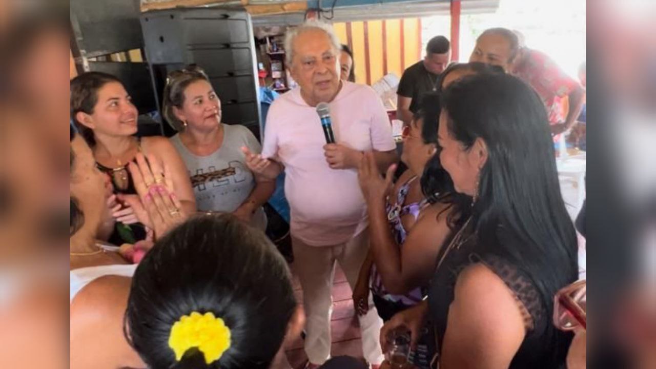Amazonino Mendes visita mães ribeirinhas no interior do Estado