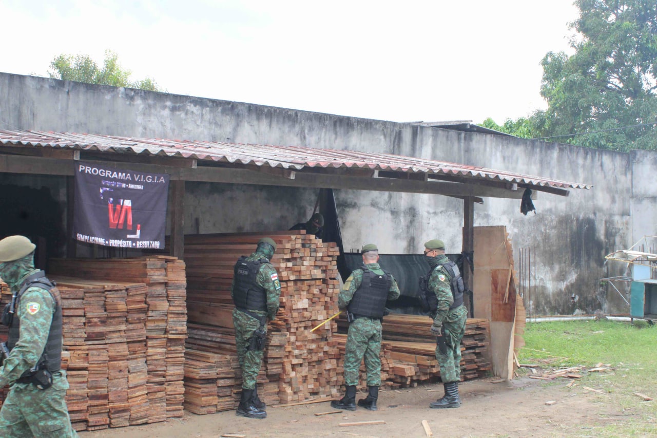 Madeira ilegal, avaliada em R$ 25 mil, é apreendida em Manaus