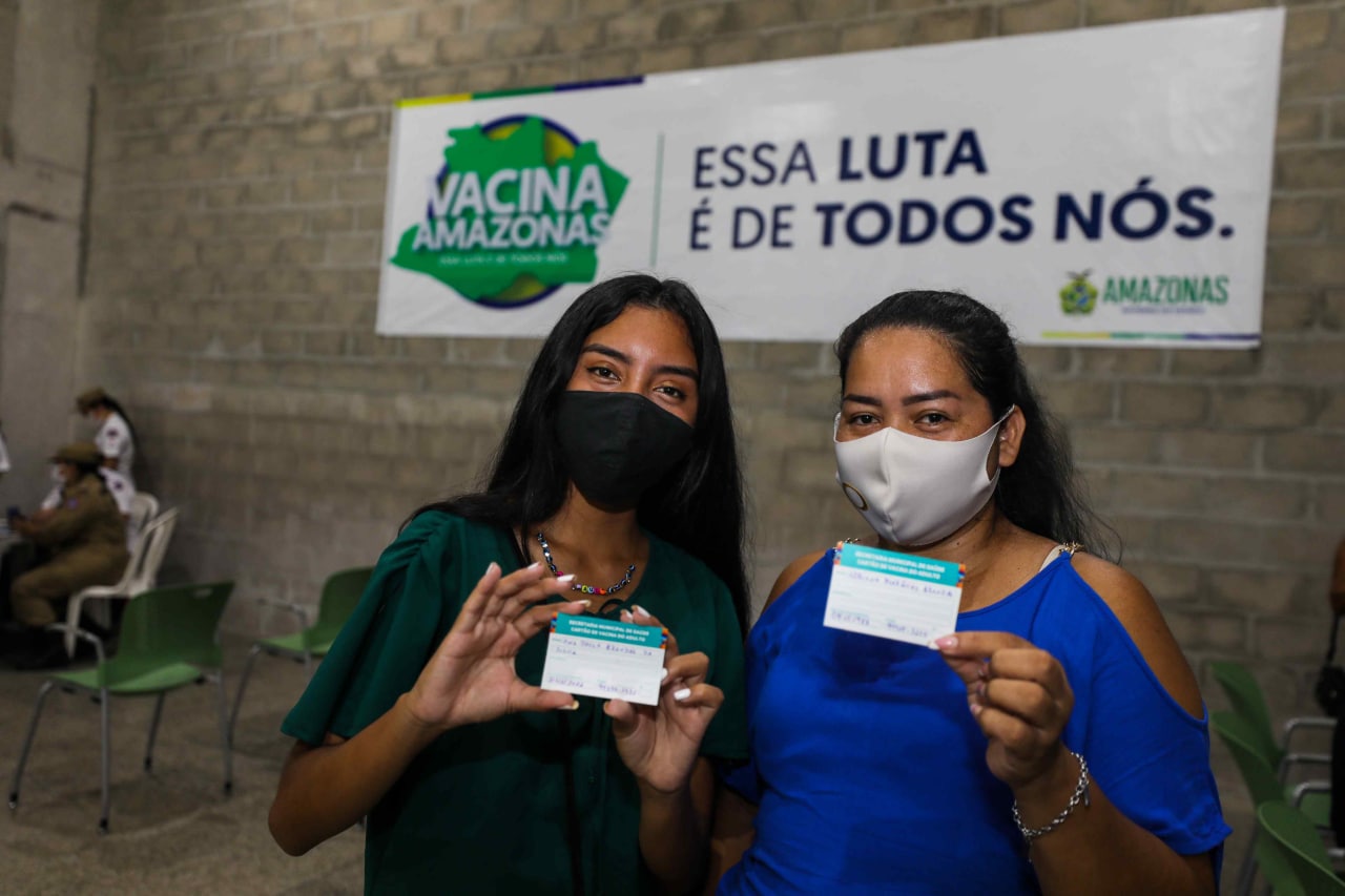 Mãe e filha são vacinadas contra Covid-19 durante mutirão em Manaus