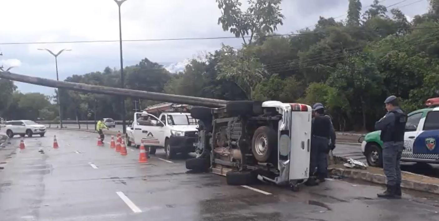 Poste desaba sobre carro durante acidente em Manaus 