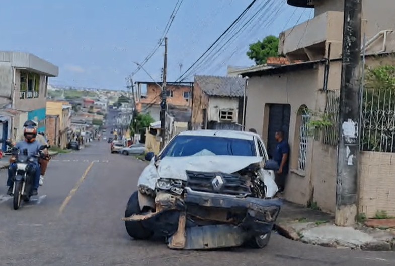 Acidente em cruzamento deixa três feridos no São Jorge 