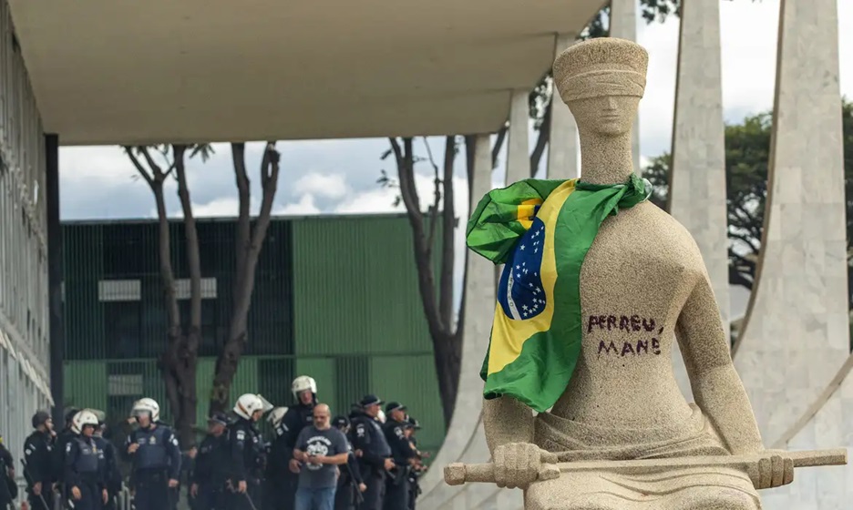 STF condena mulher que pichou estátua a 14 anos de prisão