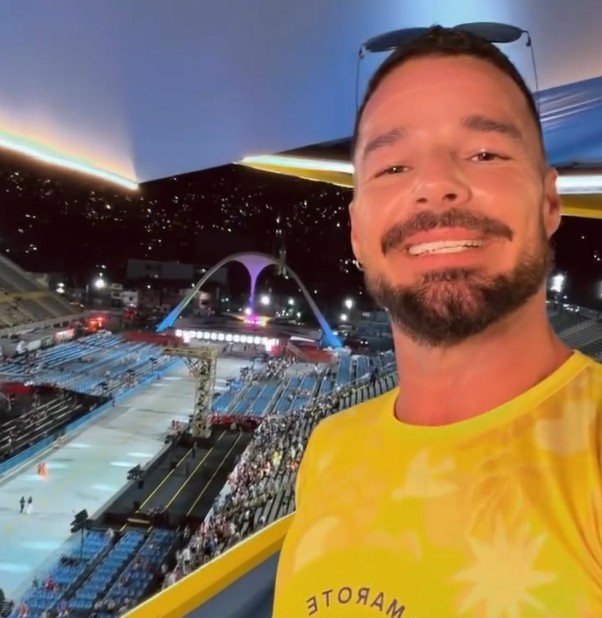 Ricky Martin marca presença no Carnaval do Rio: "Na Sapucaí, muito feliz"