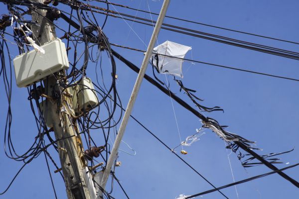Homem tenta retirar papagaio de fio elétrico e morre em Manaus