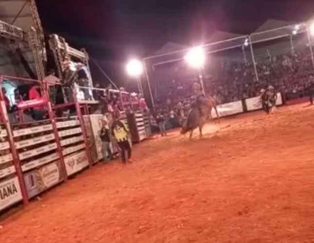 Peão morre pisoteado por touro em rodeio