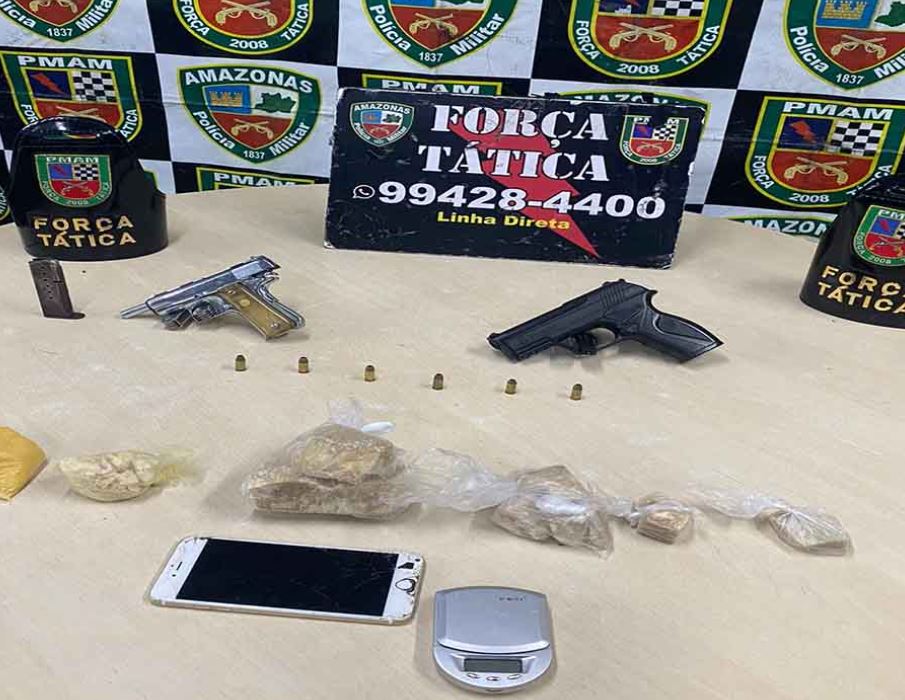 Namorado foge ao ver polícia e abandona mulher com armas e drogas em Manaus
