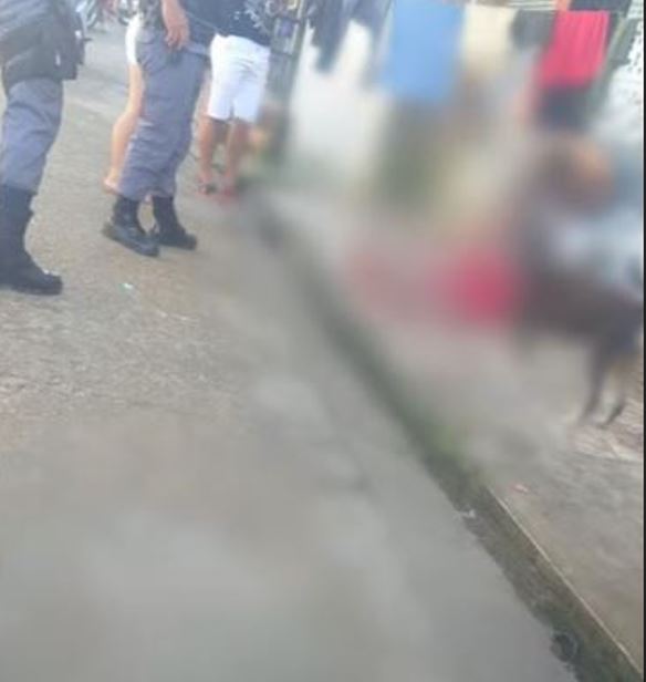 Nu e armado, homem é baleado após esfaquear PM em praça no Amazonas