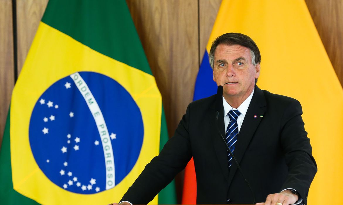 Bolsonaro edita MP para pagar auxílio de R$ 400 a partir desta sexta