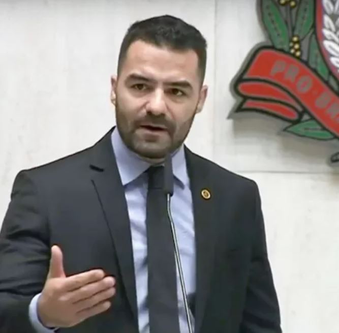 Prefeitos do Podemos pedem expulsão de deputado após áudio sobre ucranianas
