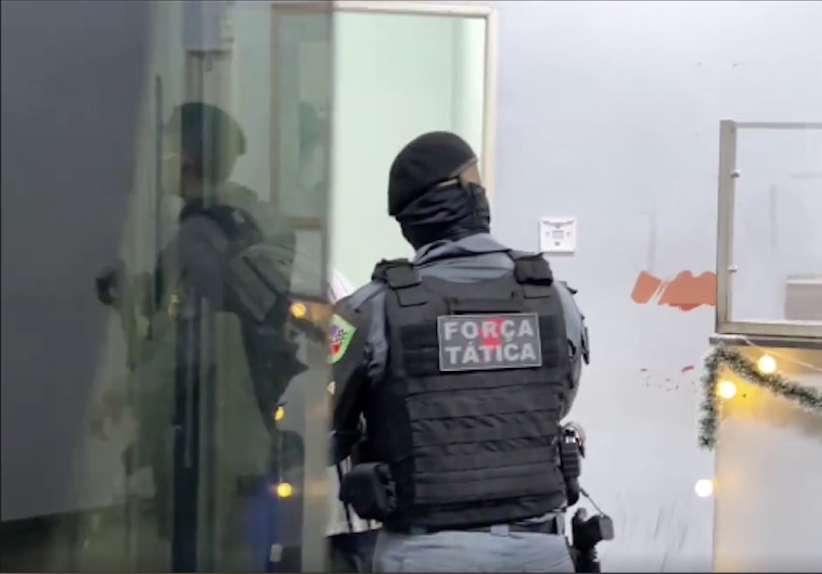 Homem é preso ao passear de moto com arma e drogas em Manaus