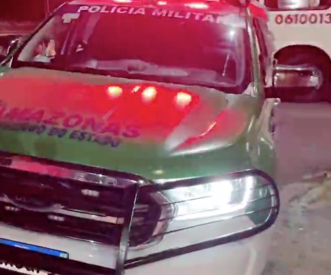 Casal é baleado ao ser chamado por criminosos na porta de casa em Manaus