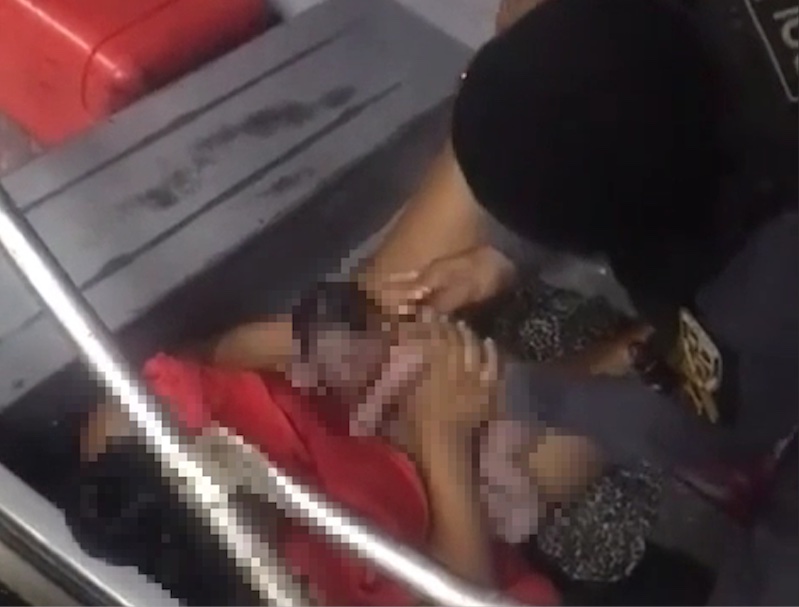 Com ajuda de policiais, mulher dá à luz em lancha no Amazonas