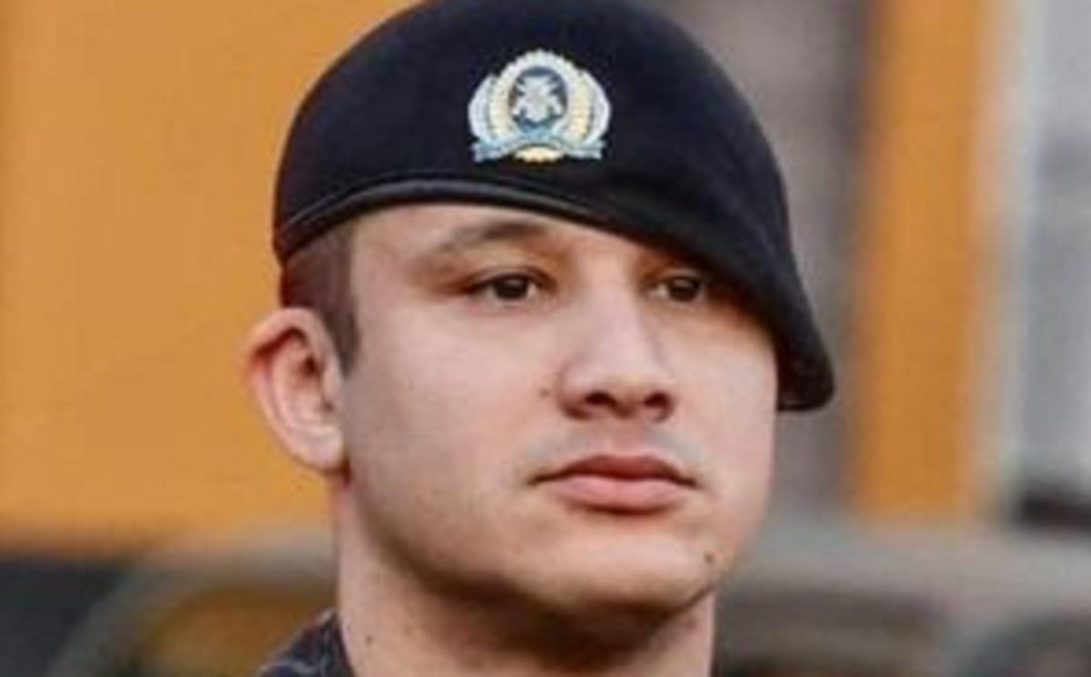 Jair Bolsonaro doa R$ 100 mil para viúva de soldado morto em operação