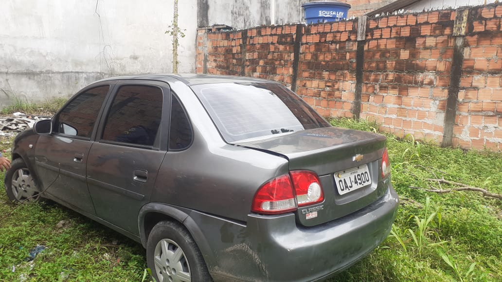 Polícia recupera carro roubado em terreno baldio de Manaus