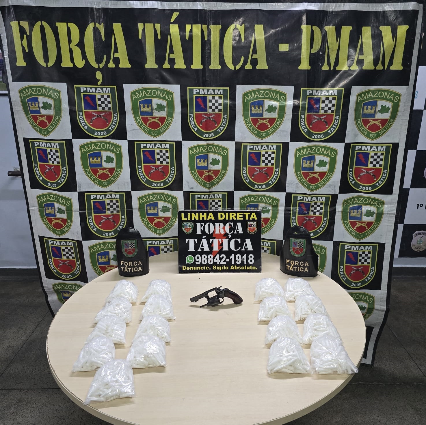 PM apreende 1.700 pinos de droga e arma de fogo em ação no Centro de Manaus