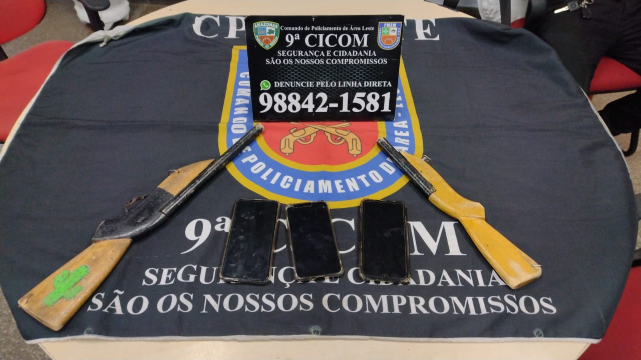 Carro roubado e armas falsas são apreendidos em Manaus