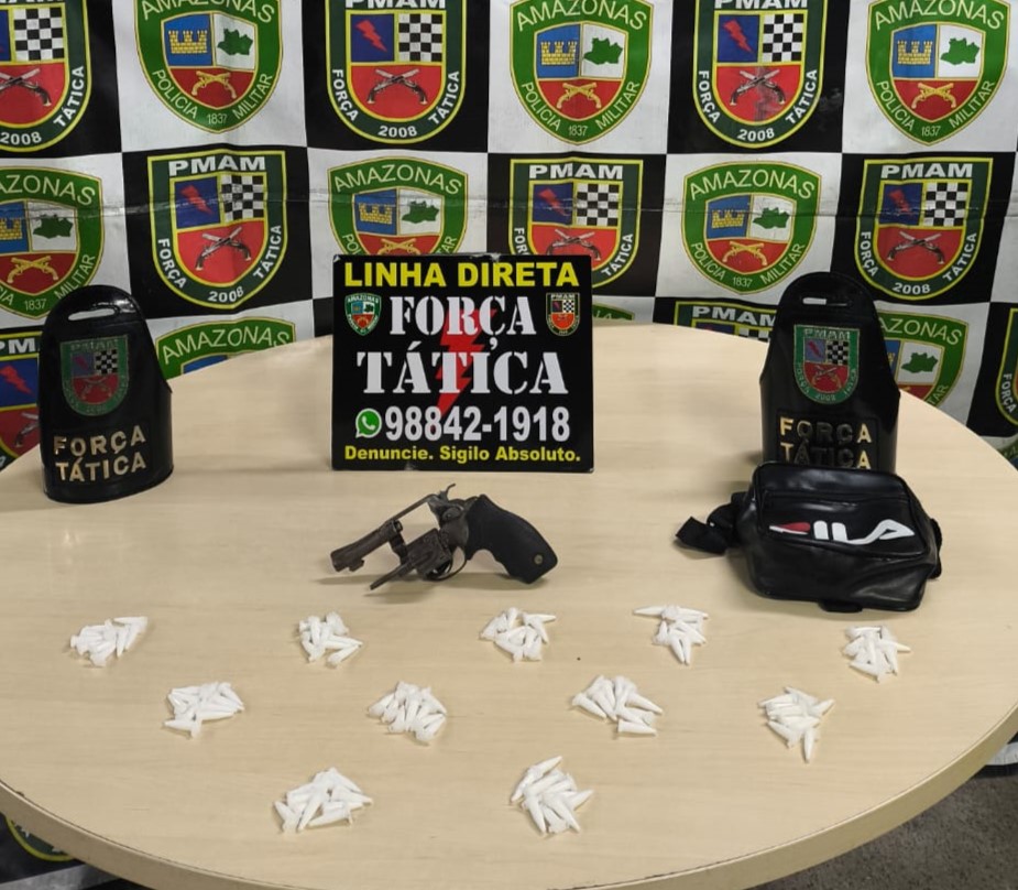 Suspeito foge da PM e deixa cair bolsa com drogas e arma em beco de Manaus